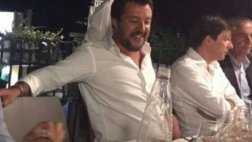 Salvini durante la cena.