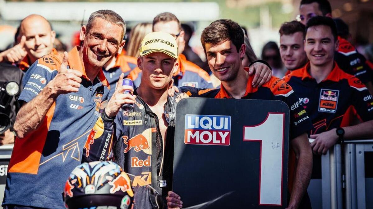 Dani Holgado celebra con su equipo el triunfo en el Gran Premio de Portugal