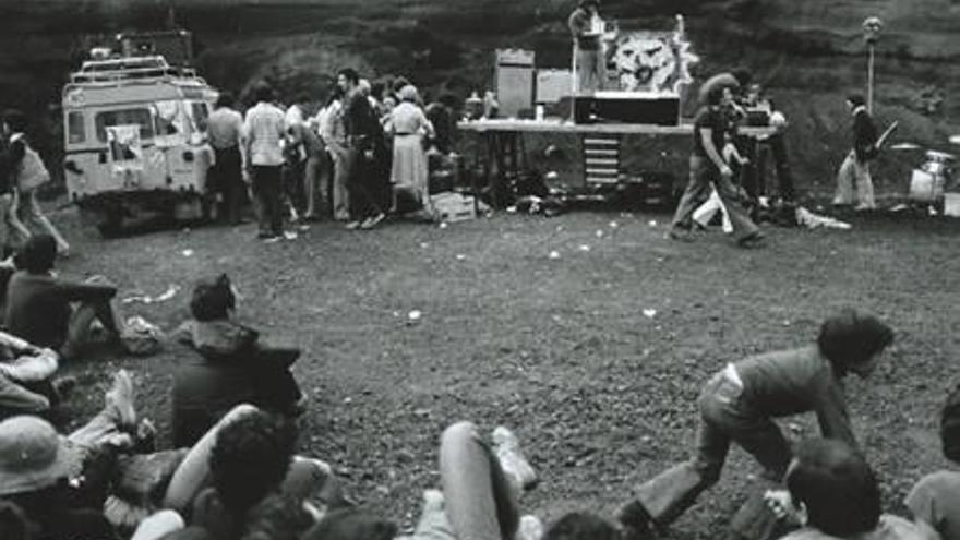 Fotografia de l&#039;ocupació del volcà Croscat el 2 d&#039;octubre del 1977, per part del moviment Salvem els Volcans.