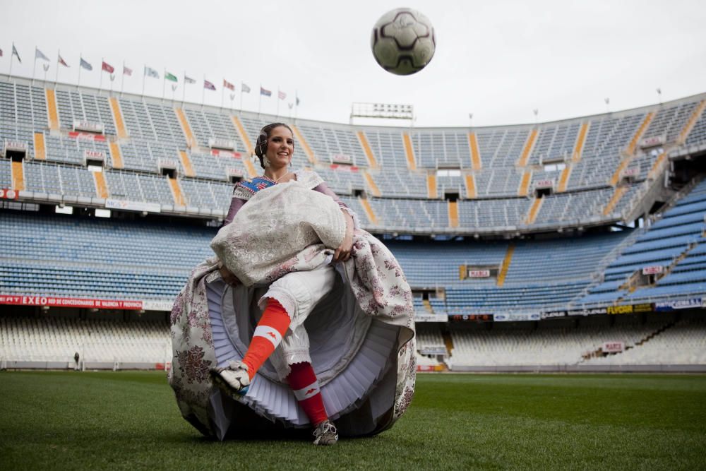 Y esto decíamos de ella: "Que Paula Civera se calce botas y medias y obsequie con esta volea en el césped de Mestalla responde a su realidad personal: casi desde que se tenía en pie y hasta bien entrada la juventud pasó horas y horas dando puntapies a un balón. Tanto en el colegio como en el Torre Levante. Su madre quería que fuera patinadora pero ella dijo que nones, que lo suyo era ser centrocampista organizadora. Su sueño no era imitar a éste o aquel jugador del Valencia CF: lo que quería era marcharse a Estados Unidos, la auténtica meca del fútbol profesional femenino. Colgadas las botas, ahora ultima su puesta a punto en periodismo, preferiblemente... deportivo.