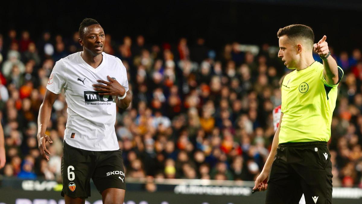 El 'show' de Sadiq en Mestalla: ¡De villano a héroe!