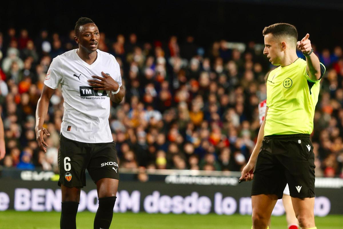 El 'show' de Sadiq en Mestalla: ¡De villano a héroe!