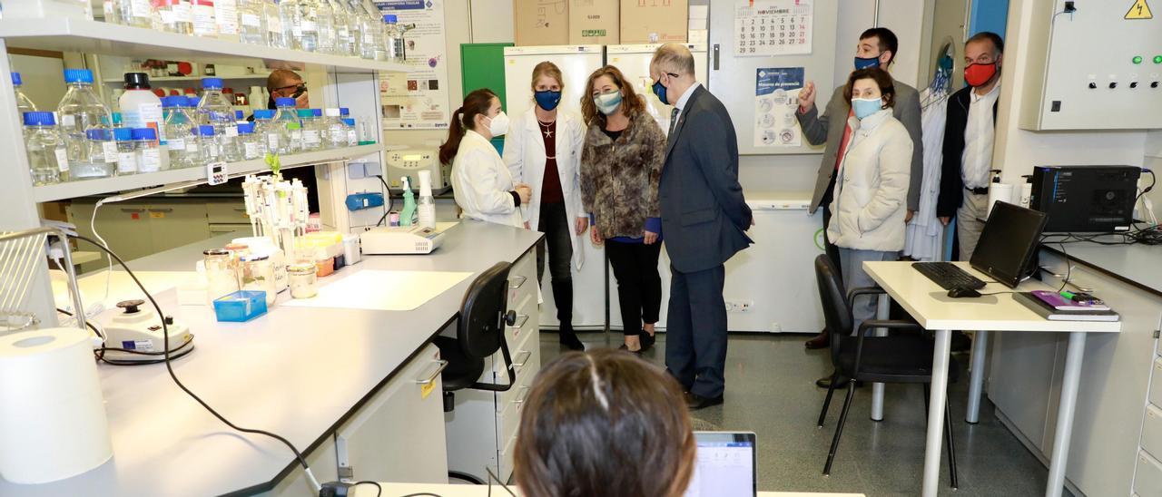 La presidenta Armengol visita los laboratorios de Inmunología y Microbiología y de Biología Molecular de la UIB