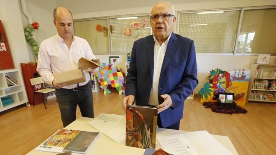 La entrega de libros sobre el Misteri en el colegio Baix Vinalopó.