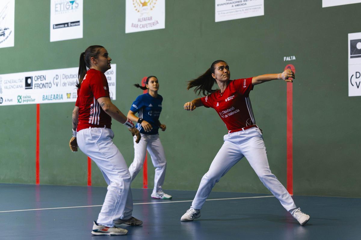 Ana prepara la dreta per al colp.
