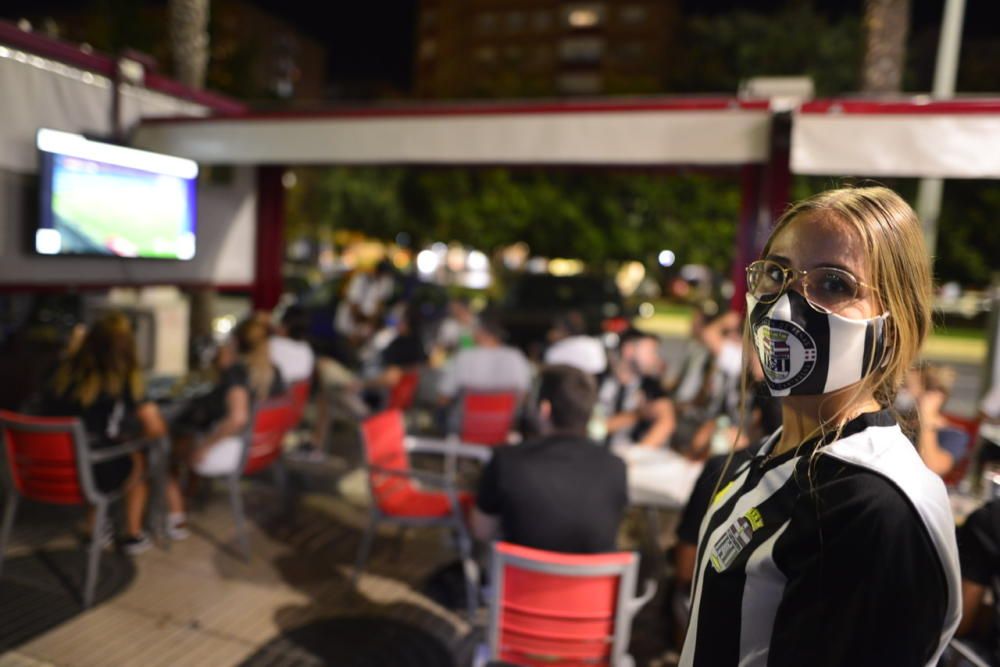 Ambiente: Los aficionados del FC Cartagena se reúnen para ver el partido