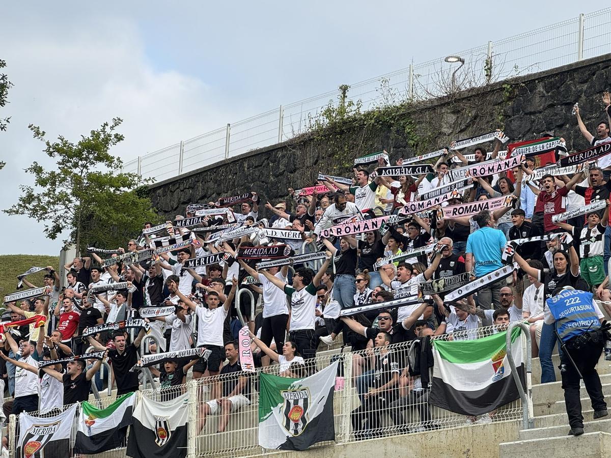 Aficionados del Mérida animan durante el partido.