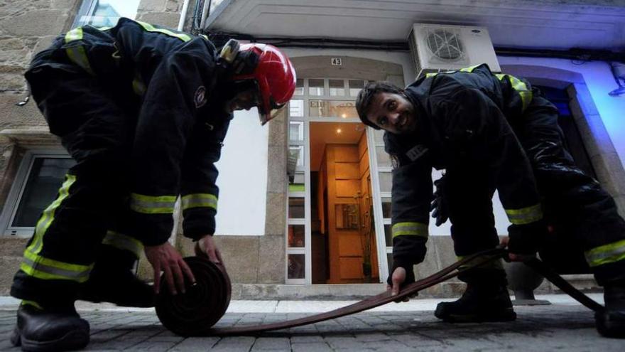 Bomberos de O Salnés, en un operativo anterior en Vilagarcía. // Iñaki Abella