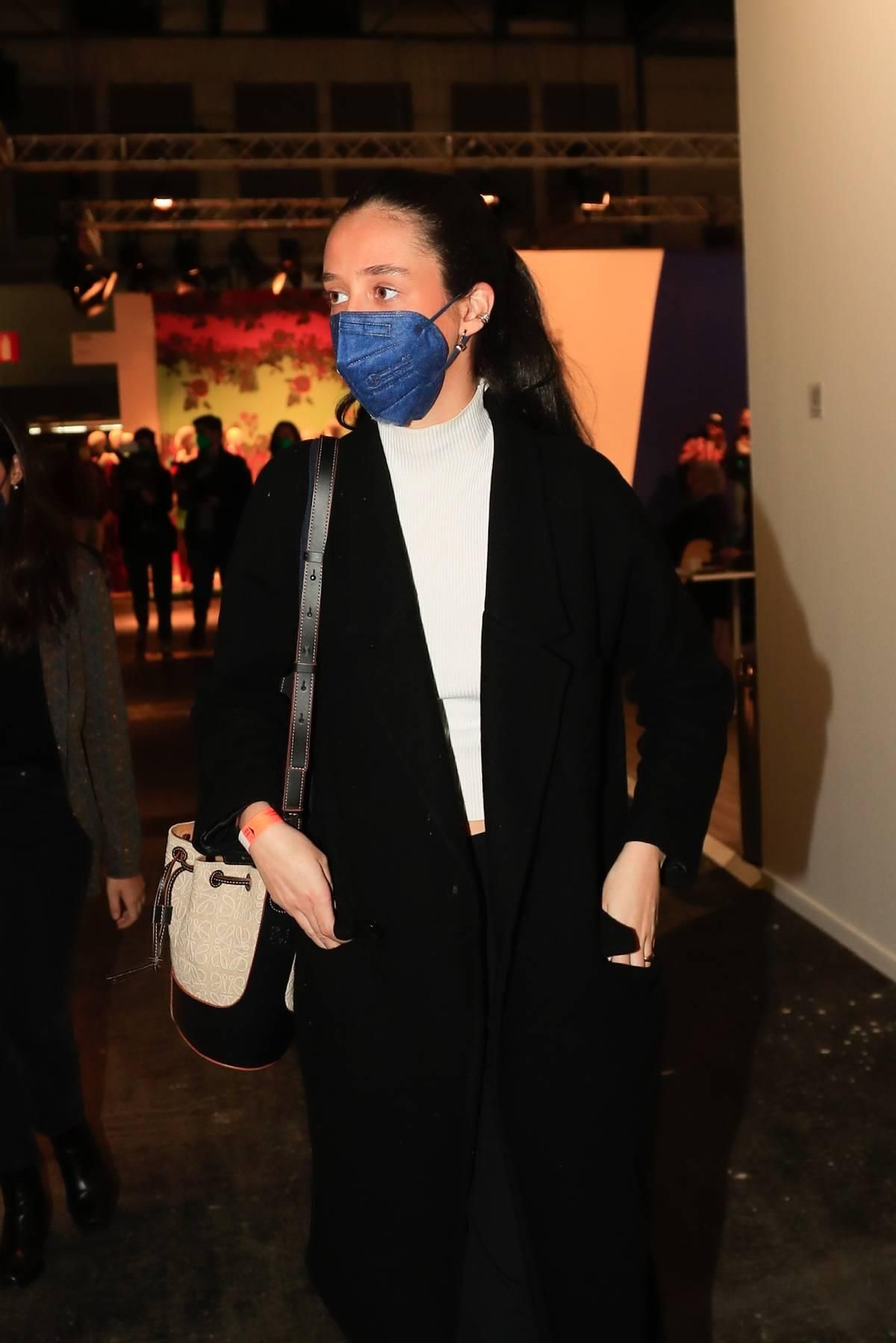 Victoria Federica de negro y blanco en su visita a ARCO