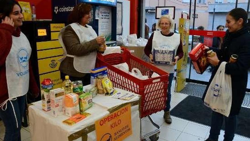 Recogida de alimentos en un supermercado en Moaña.  // G.N.