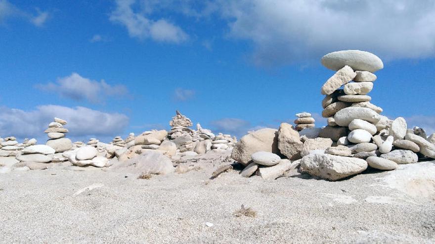Piedras amontonadas en Formentera