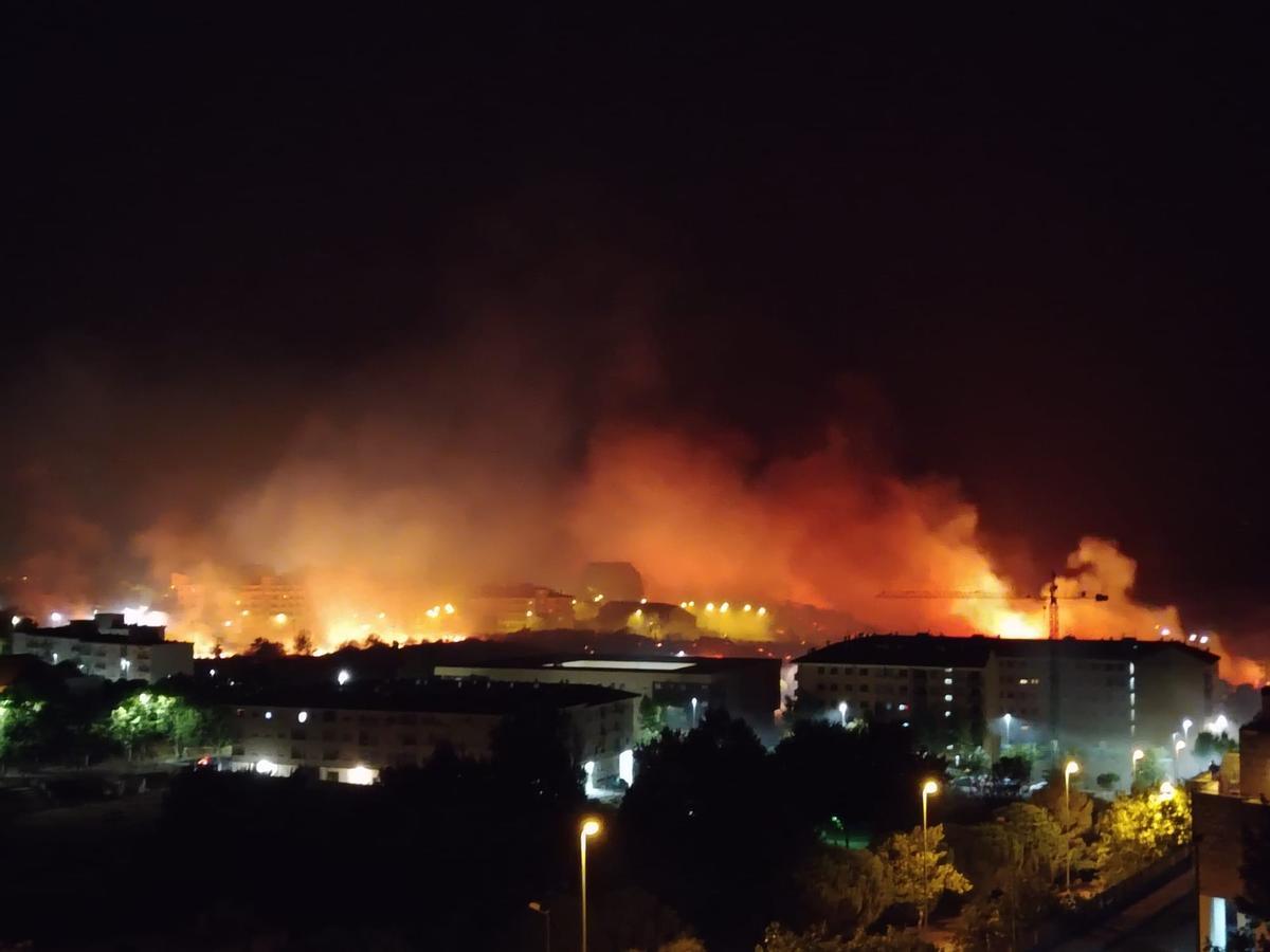 Fotogalería | Imágenes del incendio en Plasencia esta madrugada Fotogalería | Imágenes del incendio en Plasencia esta madrugada