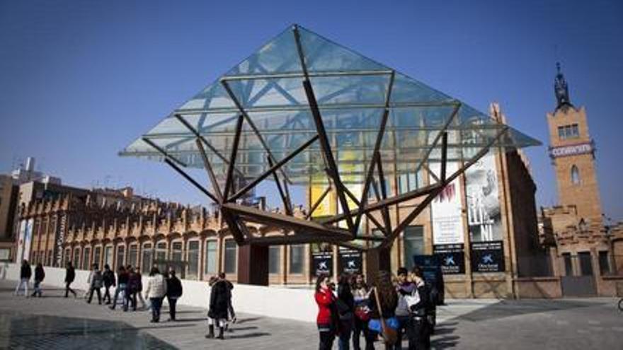 El árbol de hierro de Isozaki que protege el acceso, también obra suya, de CaixaForum Barcelona, en la antigua fábrica Casaramona.