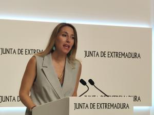 La presidenta de la Junta de Extremadura, María Guardiola, en la sala de prensa.