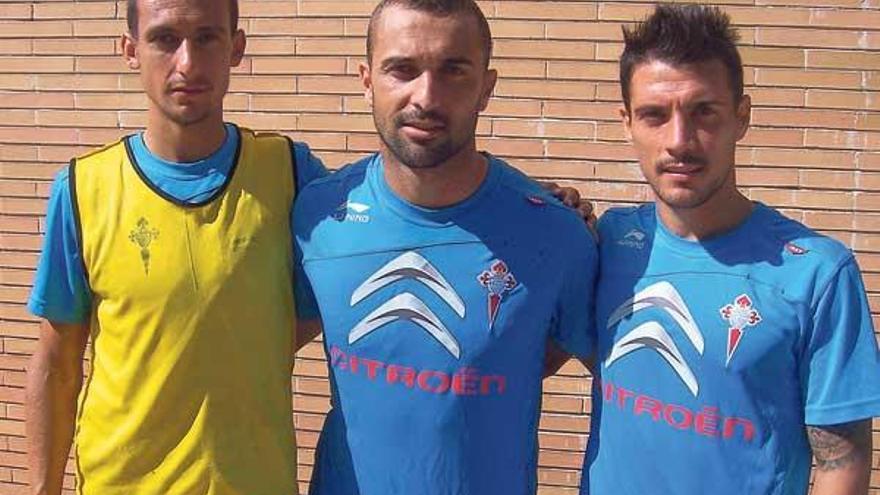 Natxo Insa, Cristian Bustos y Carlos Bellvís, ayer, en las instalaciones deportivas      de A Madroa. // Jesús de Arcos