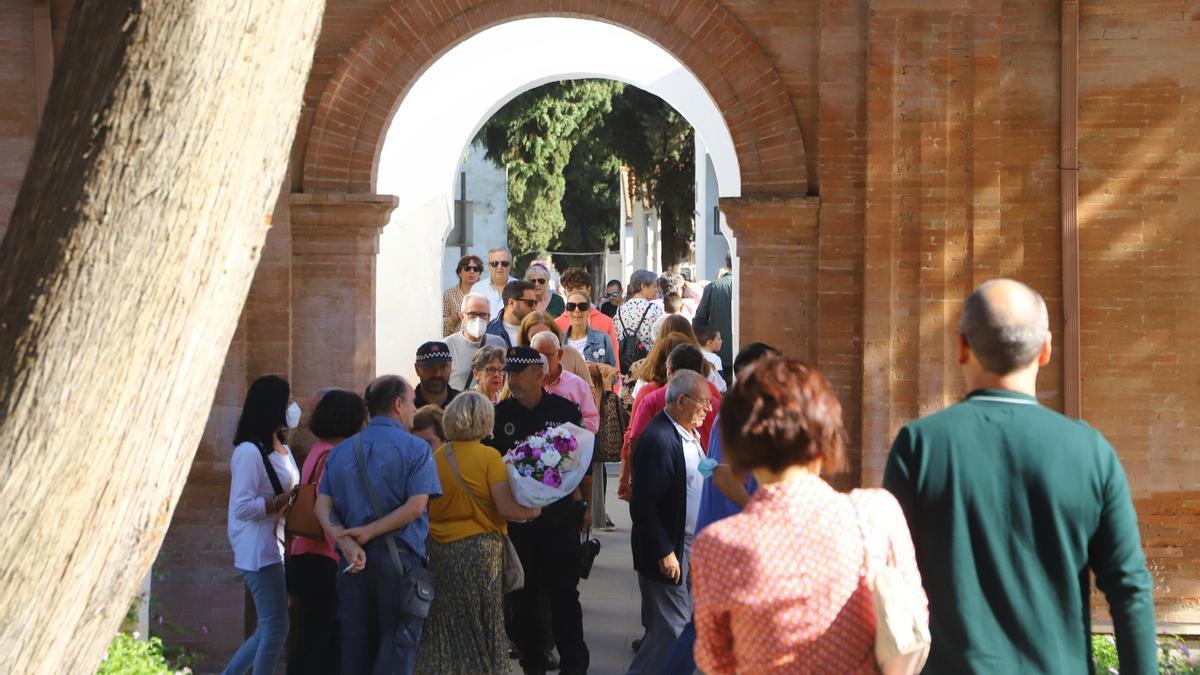 Los cementerios de Córdoba se llenan de visitas por el Día de Todos los Santos.