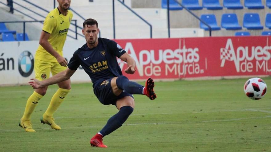 Carlos Moreno despeja ante un rival en el partido de ayer.