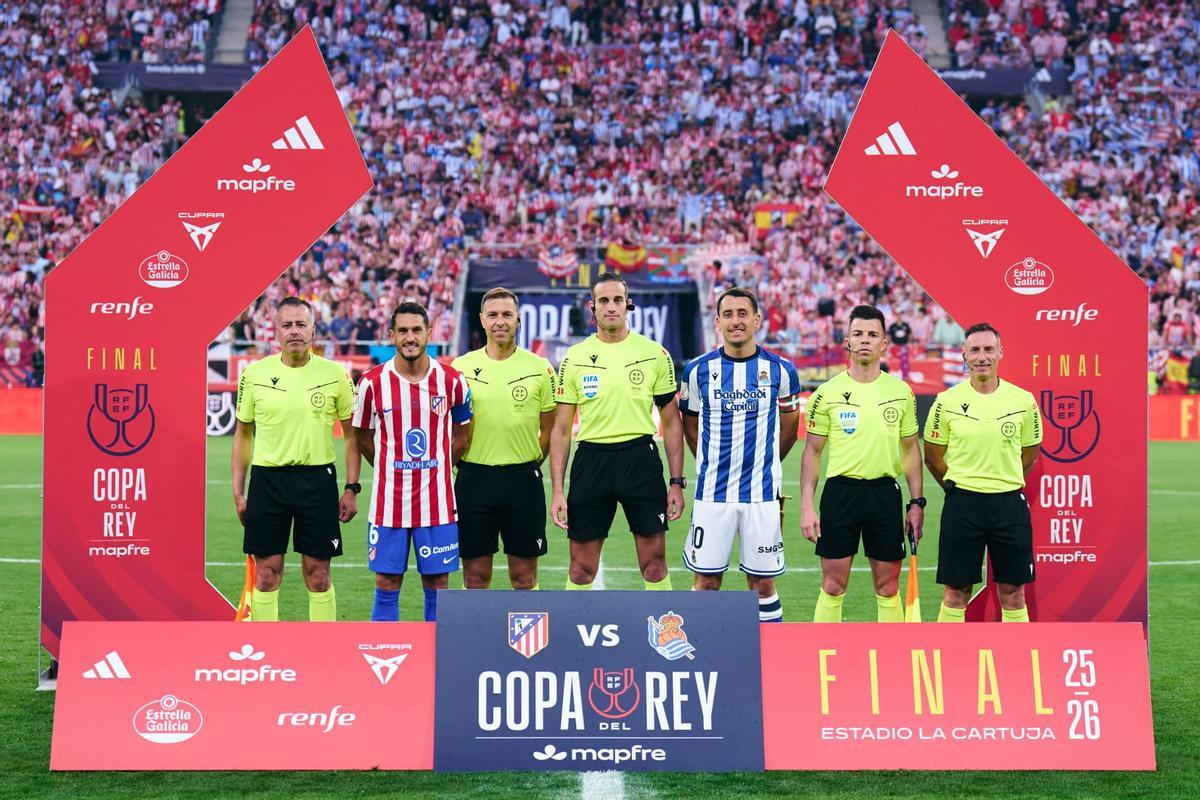 Los árbitros de la final de Copa, junto a los capitanes del Atlético de Madrid y la Real Sociedad.