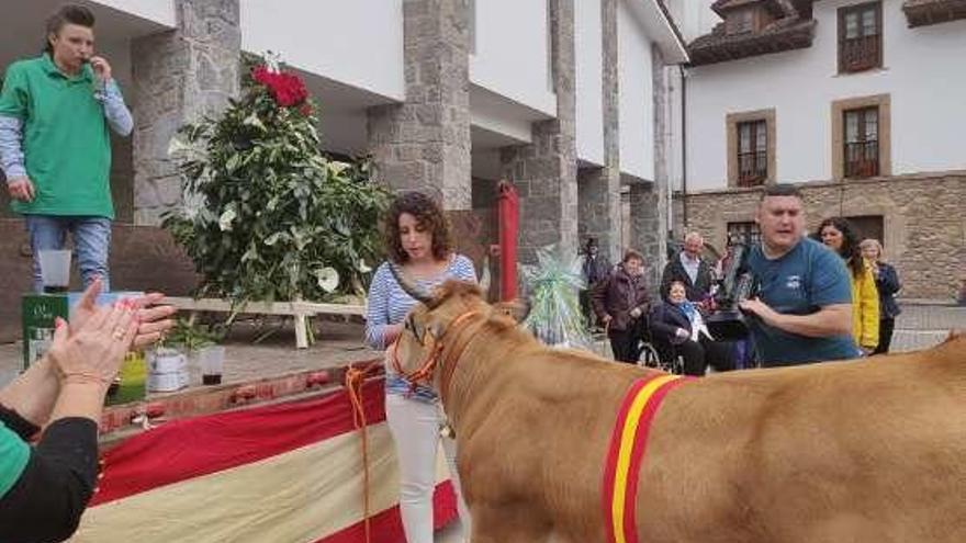 Lucía González, que dirigió la subasta, y Pilar Álvarez Marrón, con la ramera por la que pujó.