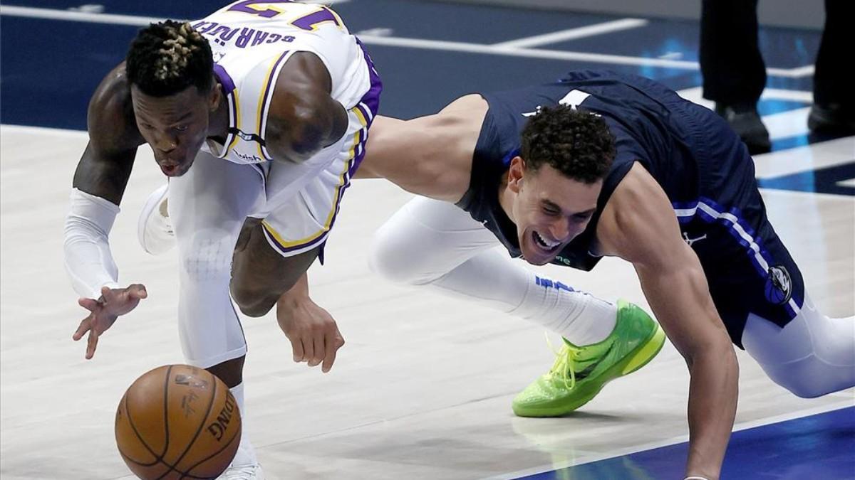 Dennis Schroder lucha un balón para los Lakers