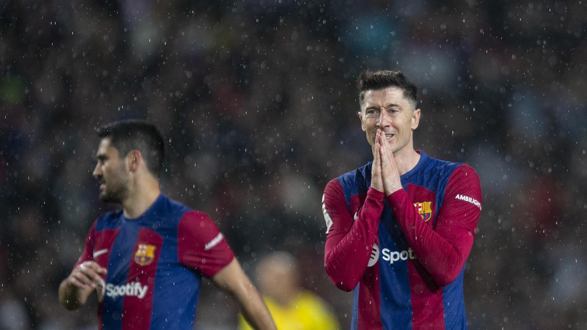 Lewandowski en un gesto de resignación durante el partido de liga entre el FC Barcelona y la UD Las Palmas.