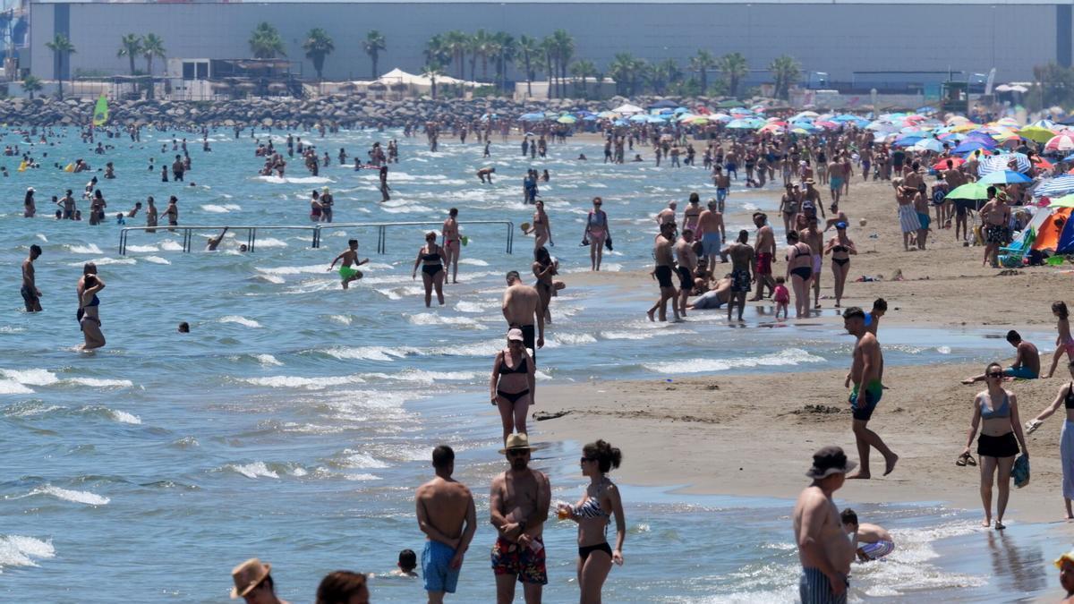Playas llenas por el calor en Sant Joan