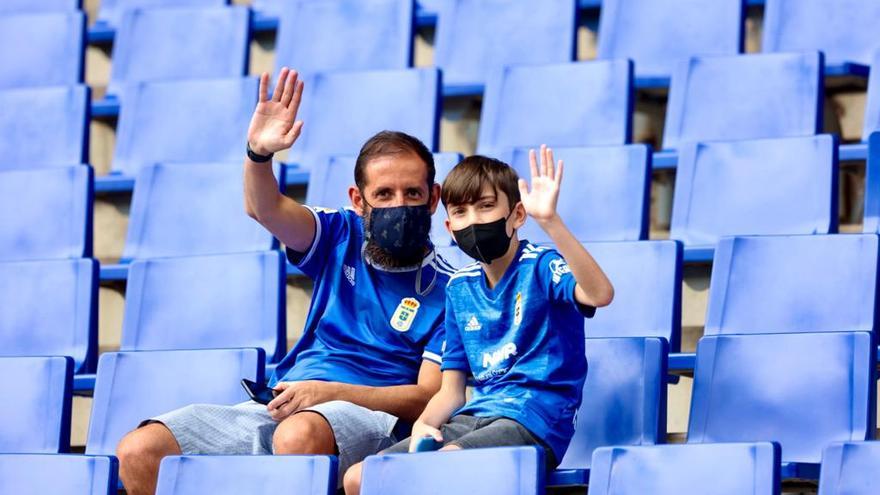 En imágenes: los aficionados del Real Oviedo vuelven al campo