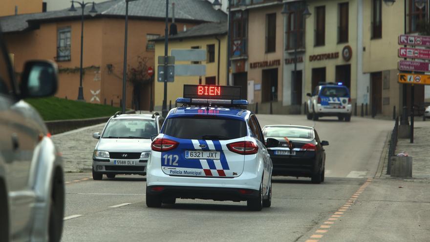 Un hombre de 91 años estrella su coche contra un banco en el centro de Ponferrada