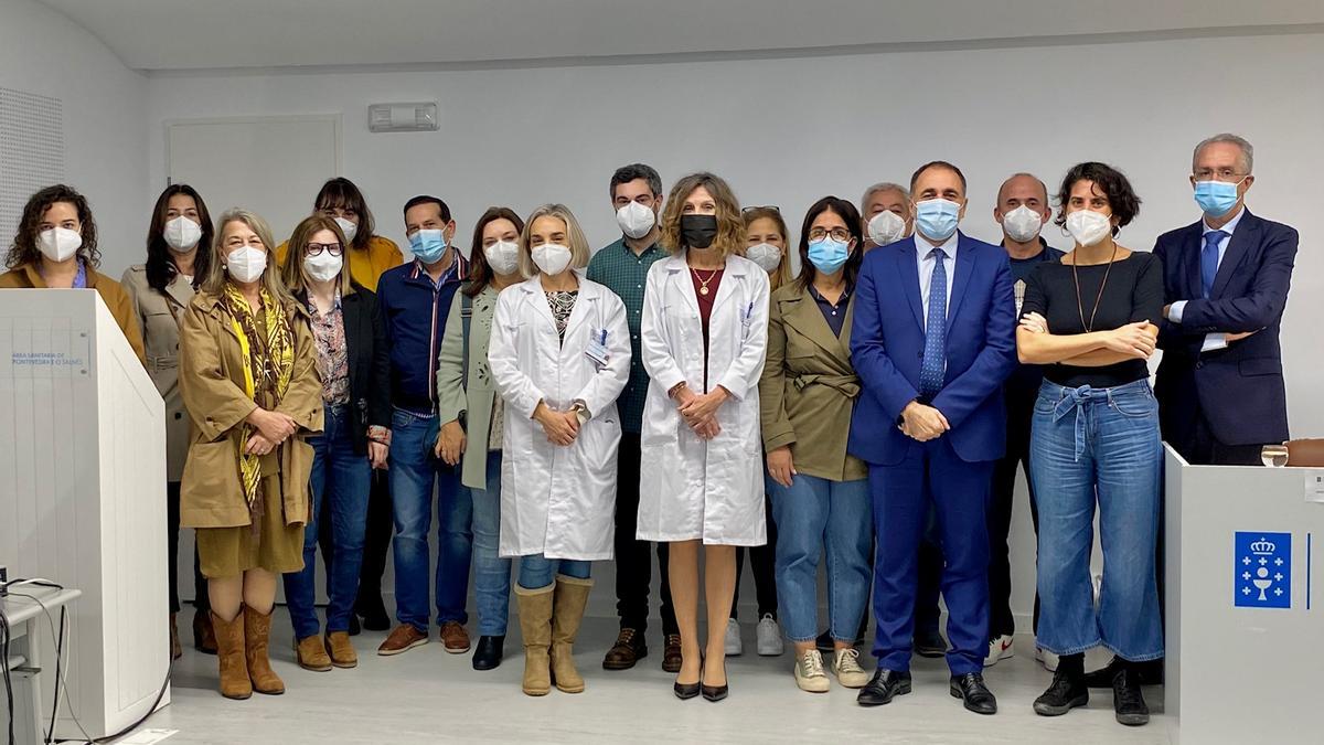 El conselleiro con los nuevos médicos que cubrirán estas plazas en los PACs y Atención Primaria.