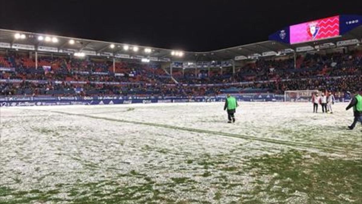 La nieve se posó ayer sobre el césped de El Sadar. El partido no se jugó.