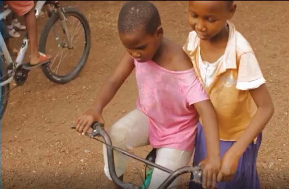Los niños del orfanato para los que la ONG Juntos recogió cerca de 300 bicicletas aprenden, entre risas, a montar en ellas