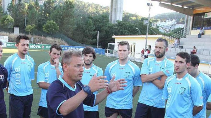 Peluso da instrucciones a sus jugadores. // Iñaki Osorio