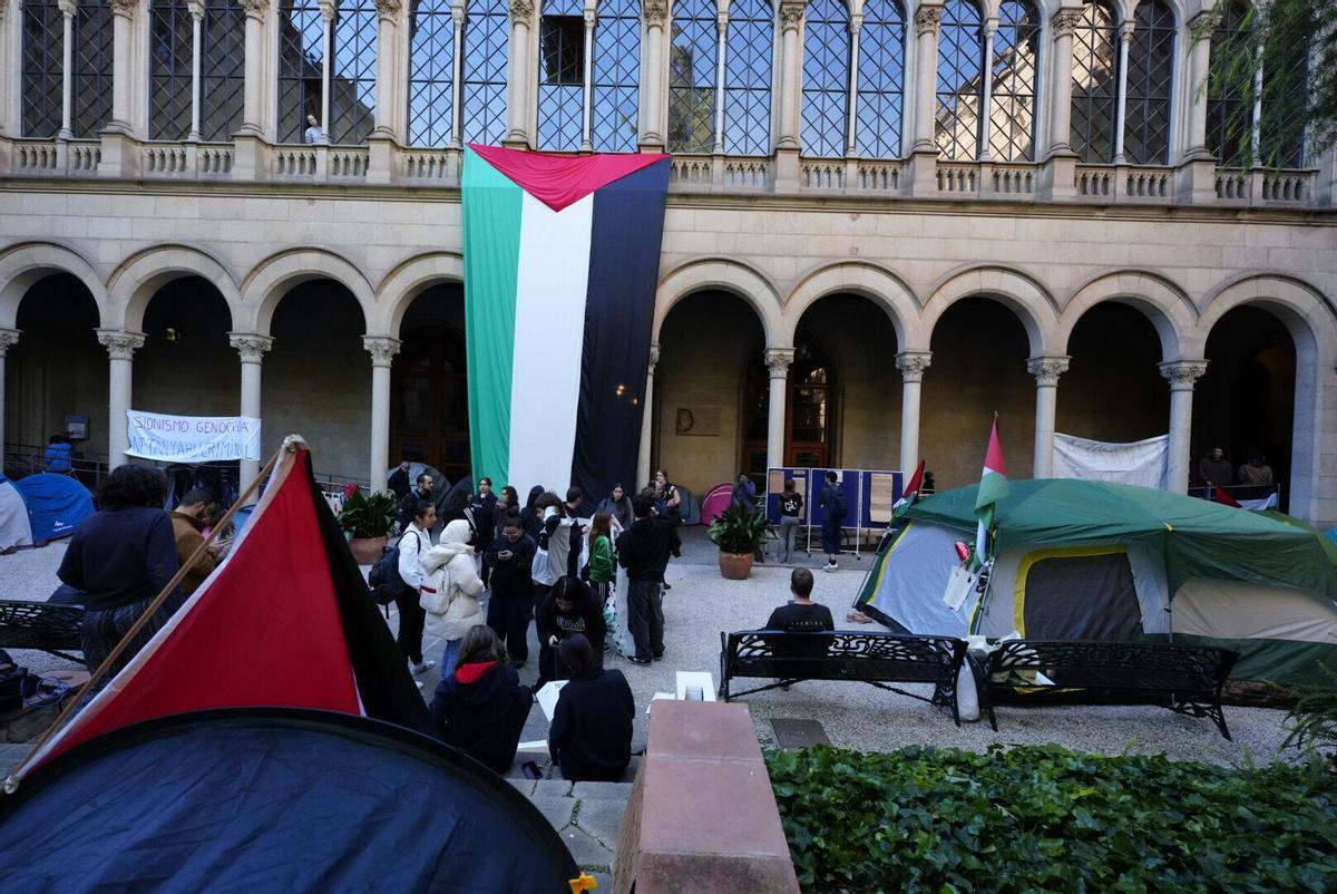 Acampada en apoyo a Palestina en la UB del Raval