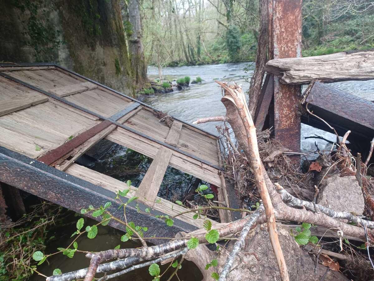 Compuertas dañadas por los temporales en el río estradense Liñares