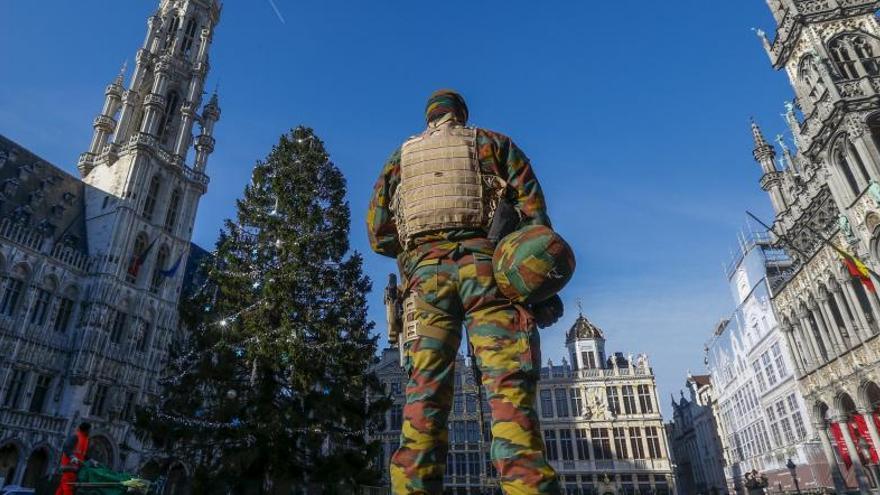 Militares vigilaban ayer la desierta Grand Place de Bruselas.