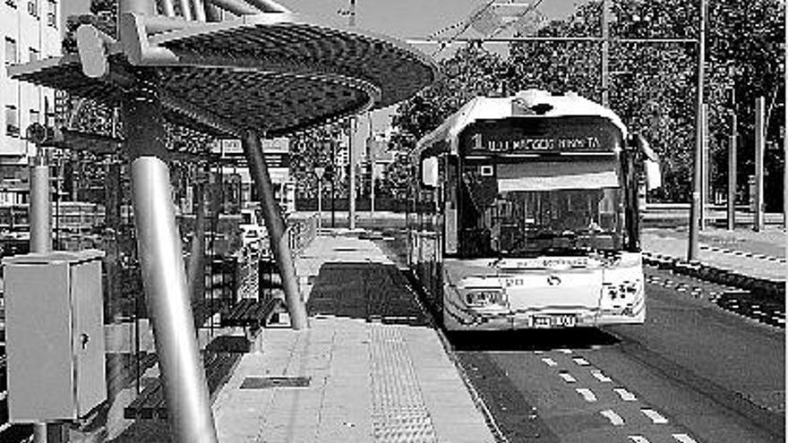 Un bus guiado en la línea que conecta la UJI con el paseo Morella.