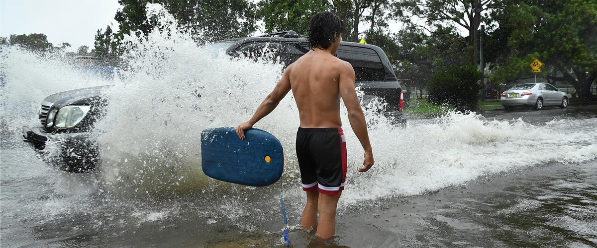 Sydney (Australia), 09/02/2020.- A group of young men direct traffic through floodwater in Sydney, Australia, 09 February 2020. Accoring to media reports, a powerful storm brough torrential rain to New South Wales, causing flash floods and prompting authorities to issue sever weather warnings for the area. (Inundaciones) EFE/EPA/JOEL CARRETT AUSTRALIA AND NEW ZEALAND OUT