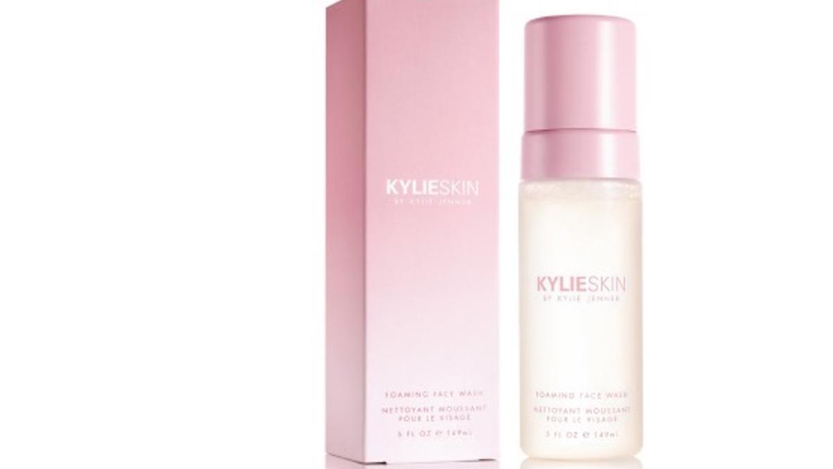 Todos los productos de Kylie Skin by Kylie Jenner, la línea facial de Kylie Jenner a la venta en Perfumerías Douglas