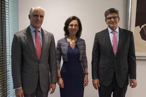 Andrea Orcel, a la izquierda, posa junto a Ana Botín y José Antonio Álvarez,  actual CEO del Santander, en una imagen de 2018.