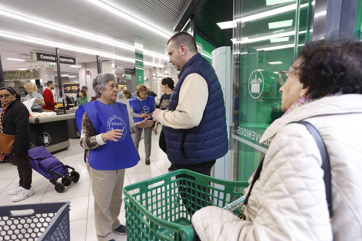 Las voluntarias Lucía Castro y Concepción López en Mercadona.