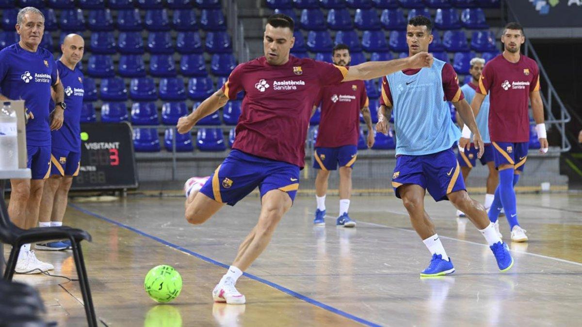 Sergio Lozano prueba el disparo en un partidillo de entrenamiento