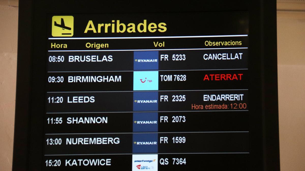 Un taulell amb informació de vols a l'aeroport de Girona