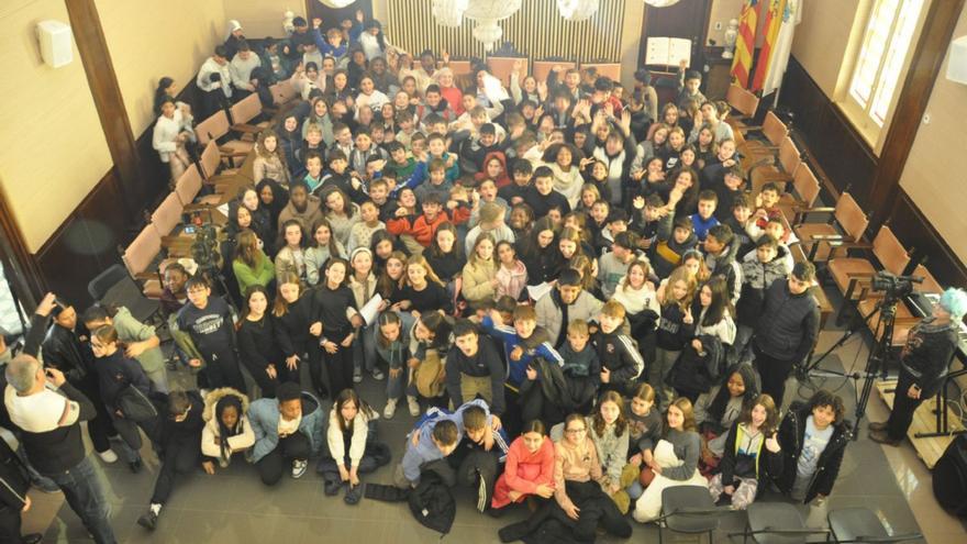 Los alumnos de 6º de Primaria de los distintos centros educativos de Ejea y sus Pueblos participaron en el pleno escolar.