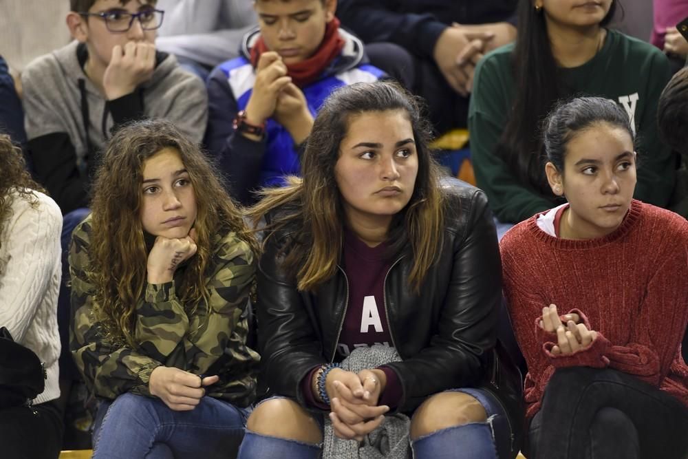 La diputada Carla Antonelli, con estudiantes de Secundaria en el Centro Insular de Deportes