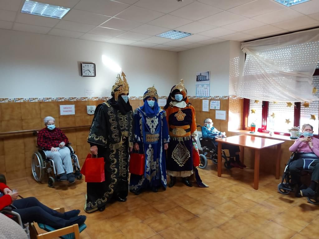 Los Reyes Magos ya están en Villaviciosa: así ha sido su emotivo encuentro con las personas mayores del concejo