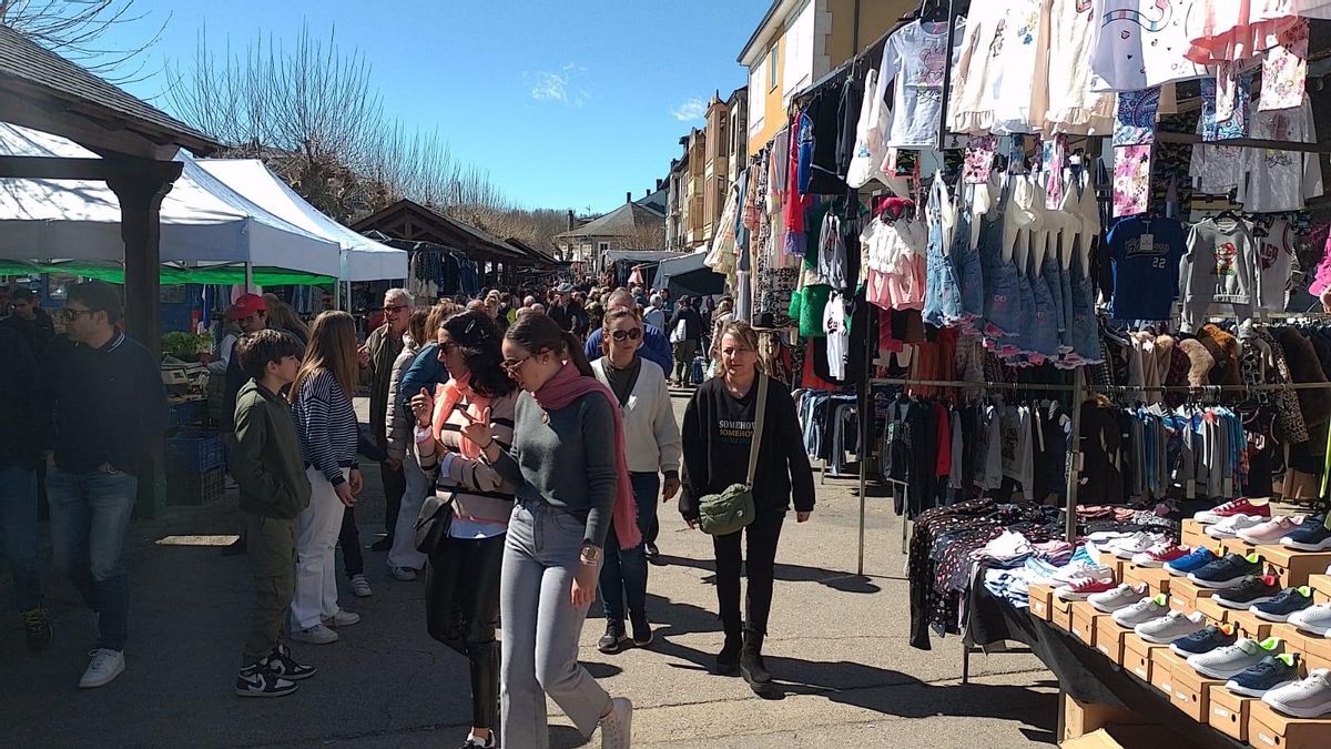 Turismo en Sanabria El Puente de Sanabria se llena con el mercadillo y las fiestas de Pascua