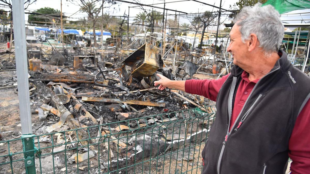 Jesús Rodríguez muestra los efectos del incendio en el camping de Bolnuevo.