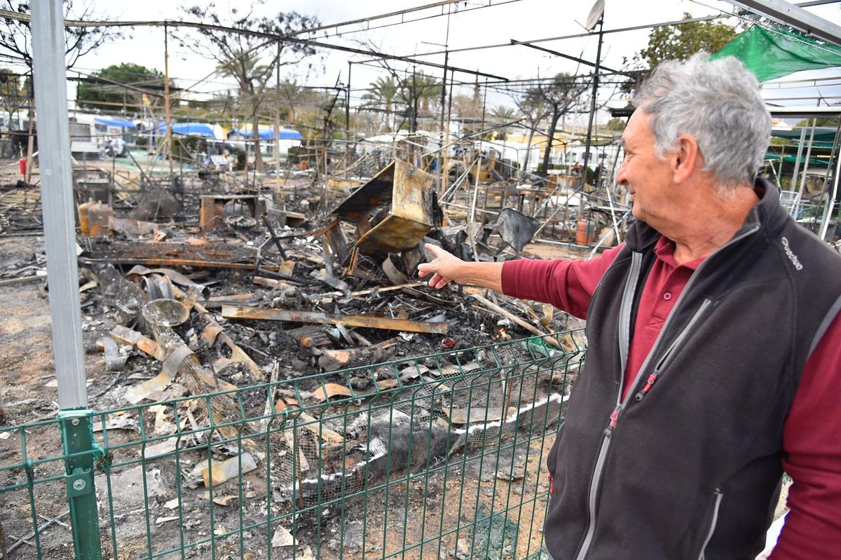 Jesús Rodríguez muestra los efectos del incendio en el camping de Bolnuevo.