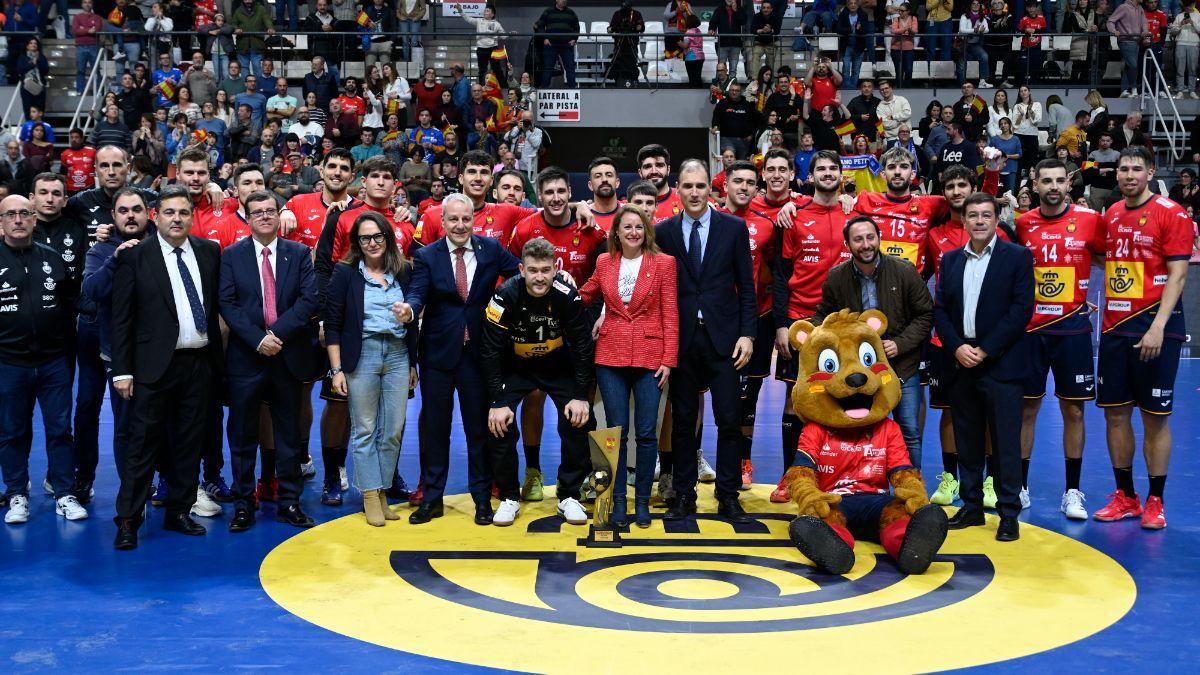 Los Hispanos, tras ganar el Torneo Internacional de España.