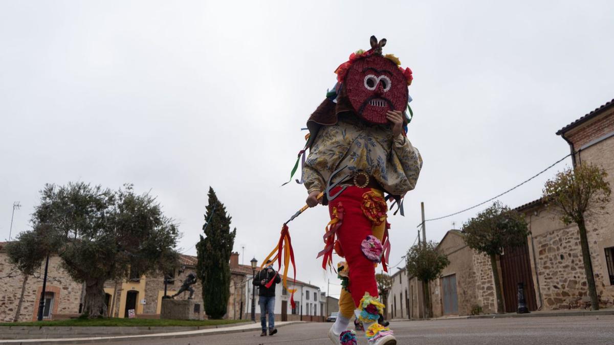 El zangarrón de Montamarta, durante su recorrido por las calles del pueblo. |